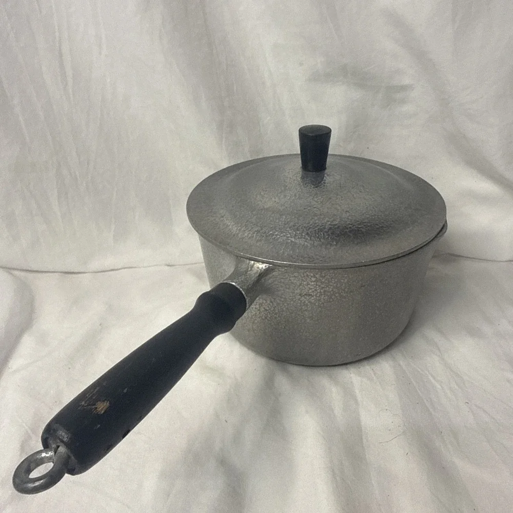 Vintage Club Aluminum Hammercraft 2-3 Qt Saucepan w Lid Wood Handle Mid Century